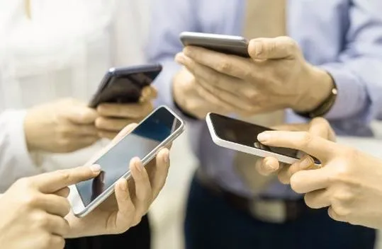 Odebranie telefonu przez nauczyciela: konfiskata czy depozyt — jak rozstrzygnąć spór?